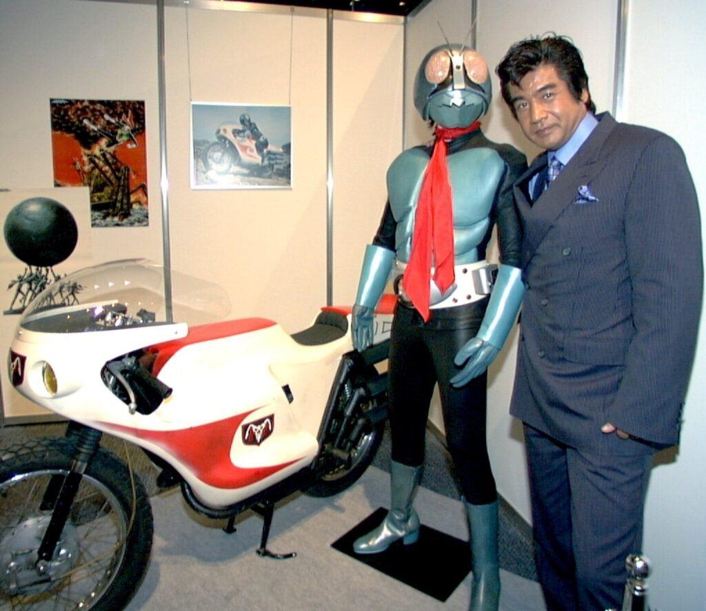 Filha de Hiroshi Fujioka primeiro Rider se torna Kamen Rider Eins
