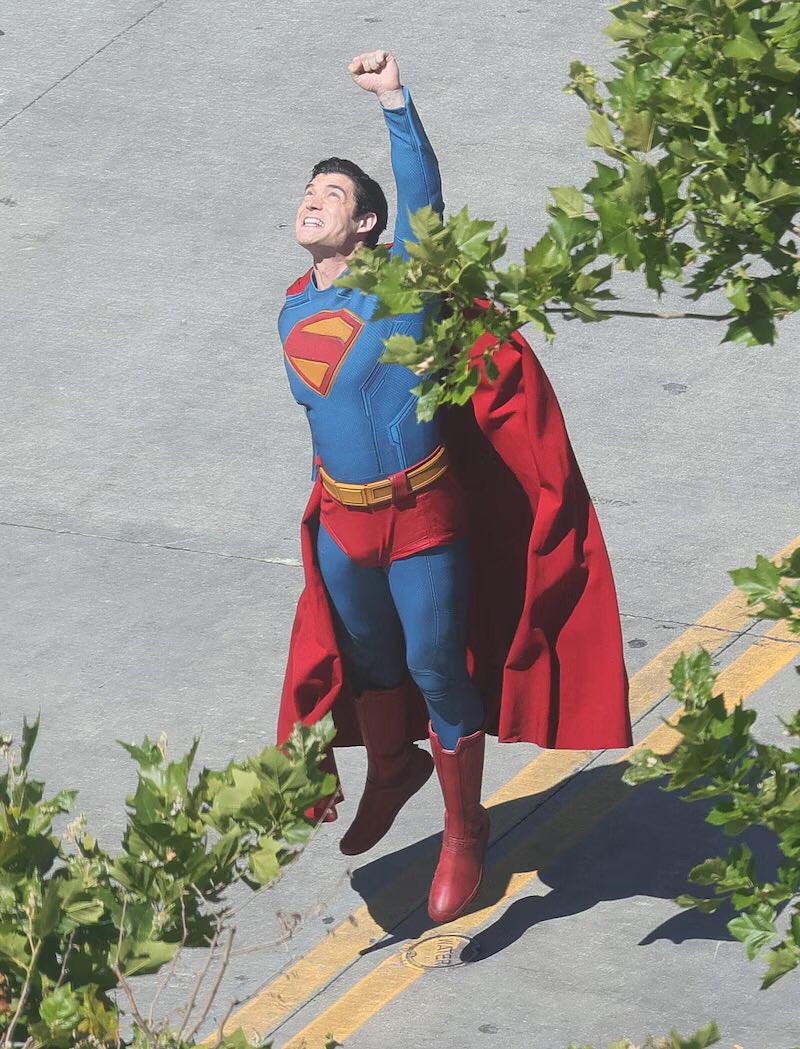 Superman: Novas fotos revelam herói pronto para voar