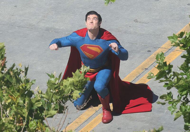 Superman: Novas fotos revelam herói pronto para voar
