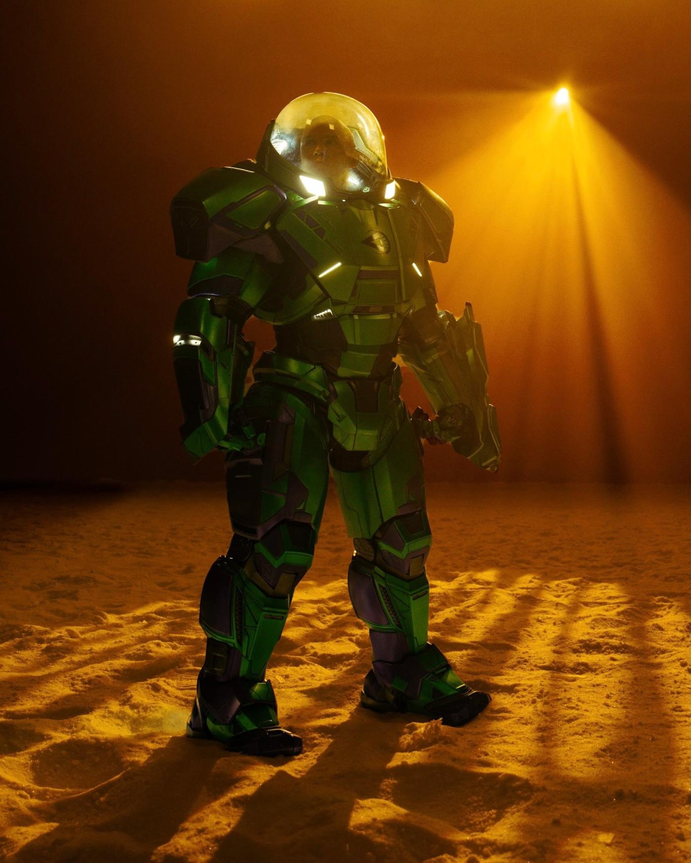 Homem do Amanhã ganha primeira imagem de Lex Luthor de armadura