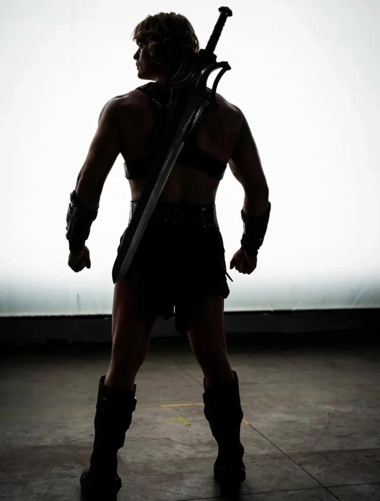 Nicholas Galitzine surge em imagem oficial de He-Man