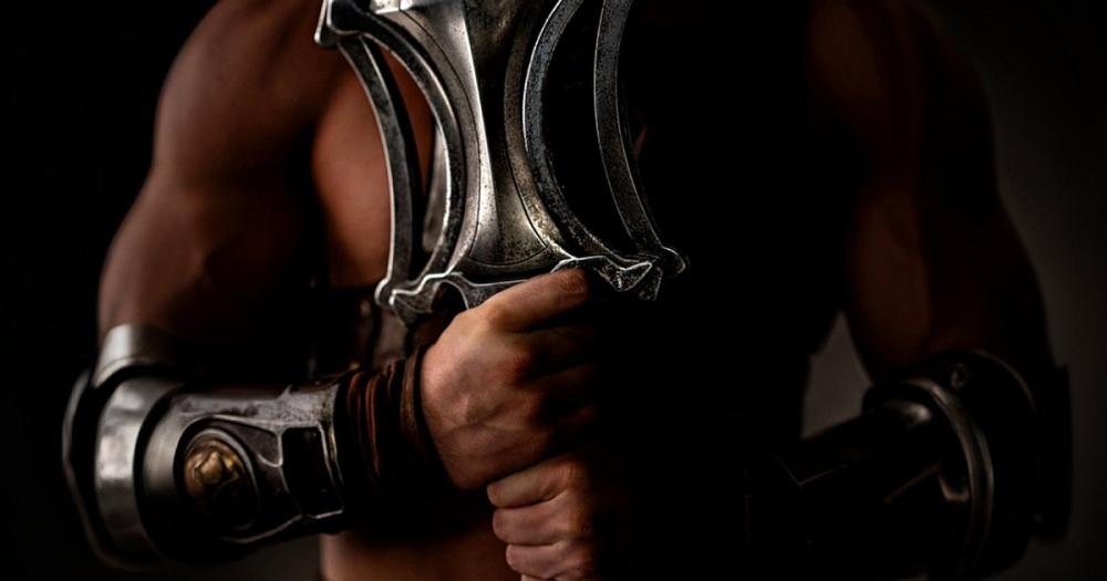 Nicholas Galitzine surge em imagem oficial de He-Man